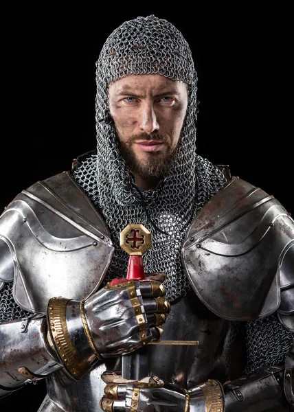 Middeleeuwse krijger met maliënkolder, harnas en zwaard — Stockfoto
