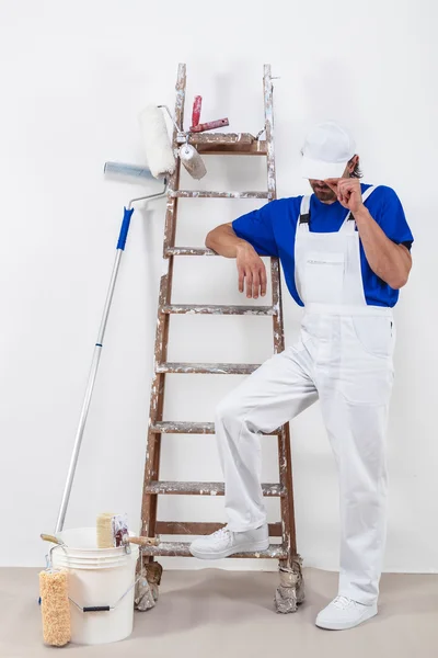 Maler in weißer Latzhose und Malwerkzeug — Stockfoto