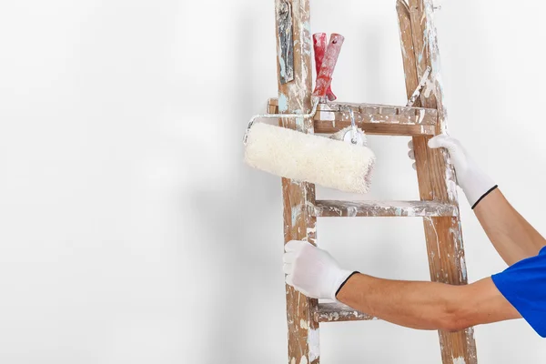 ペイント ローラーと木製のはしごの画家 — ストック写真