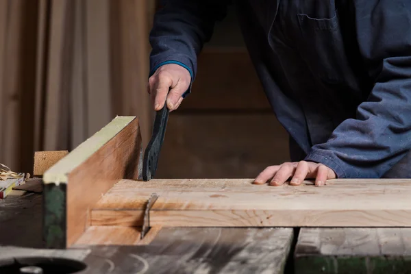 Manos de carpintero cortando tabla de madera con sierra de mesa —  Fotos de Stock