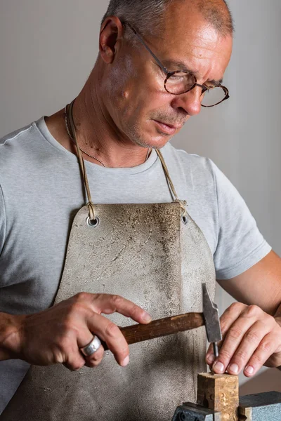 Goldsmith formando finas piezas de plata con martillo — Foto de Stock