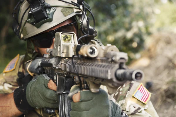 Tentara Amerika mengarahkan senapannya. — Stok Foto