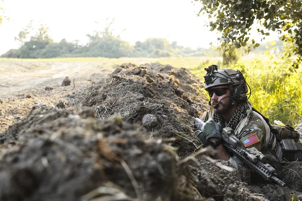 Soldat in den Bergen — Stockfoto