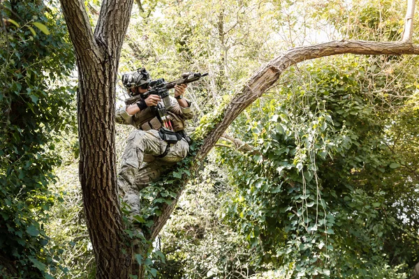 Soldado en uniforme del Ejército de los Estados Unidos en los árboles — Foto de Stock