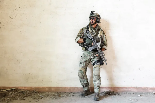 Amerikanischer Soldat bewacht während Militäroperation — Stockfoto