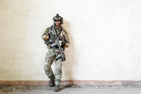 Soldado americano posa durante operação militar — Fotografia de Stock