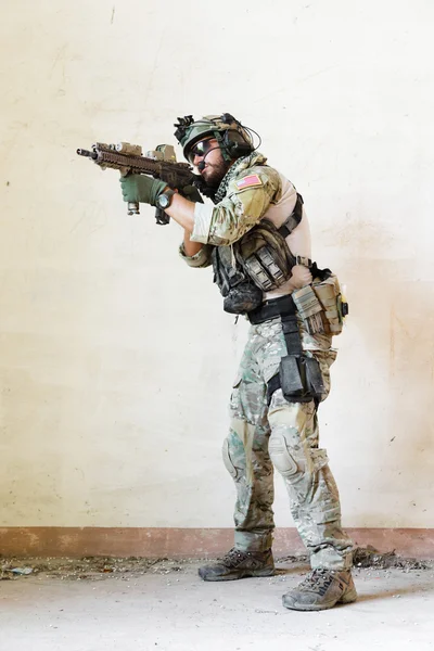 Soldier pointing his rifle during the military operation — Stock Photo, Image