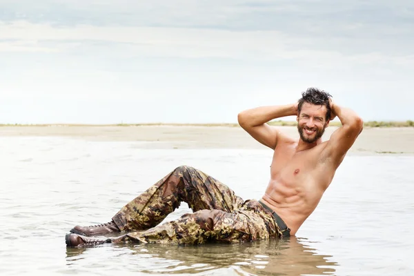 Hombre muscular durante el entrenamiento de fitness — Foto de Stock