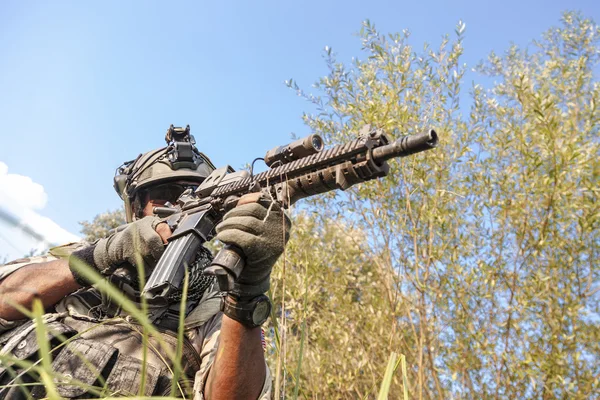 Soldado atirando durante a operação militar nas montanhas — Fotografia de Stock