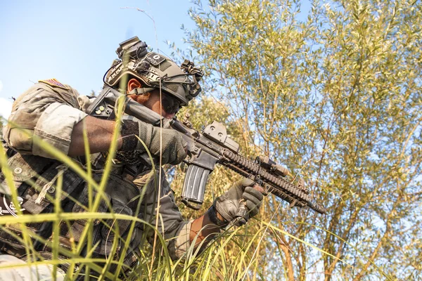 Soldat under den militære operasjonen i fjellene – stockfoto