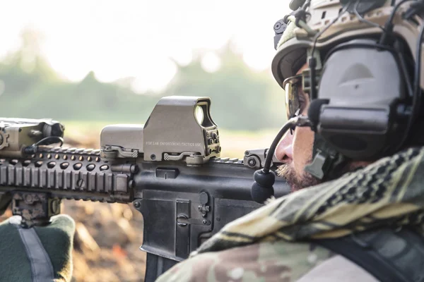 Amerikanischer Soldat zielt mit einem Gewehr — Stockfoto