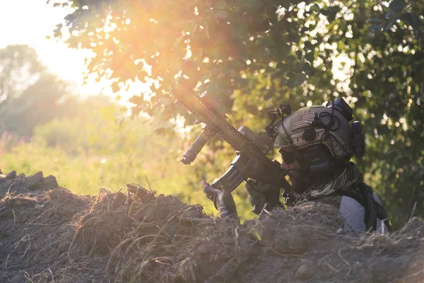 American Soldier using his rifle — Stock Photo, Image