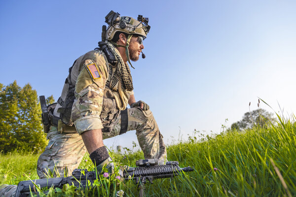 Американский солдат на голубом фоне неба
