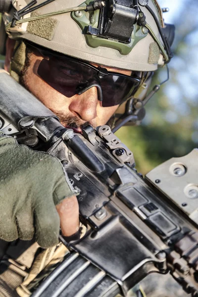 Soldado americano apuntando su rifle — Foto de Stock