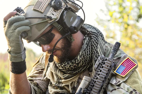 Soldado americano olhando para baixo — Fotografia de Stock