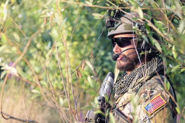 Primer plano del soldado americano en los arbustos — Foto de Stock