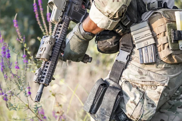 Uniforme de soldado americano en los arbustos — Foto de Stock