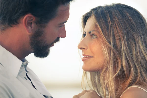 Mulher e seu homem cara a cara ao pôr do sol — Fotografia de Stock