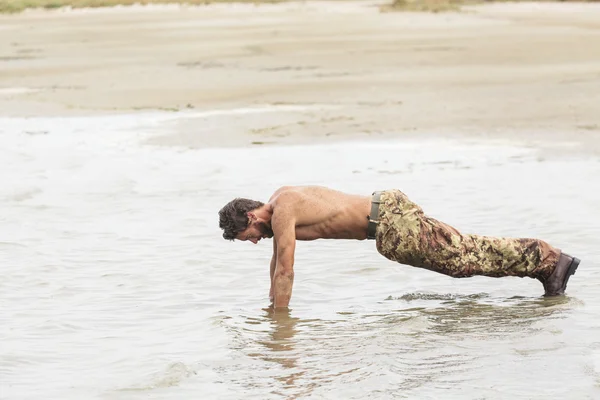 Sportowe Army robi Push Up ćwiczeń na morzu — Zdjęcie stockowe