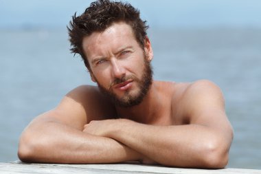 Hayır gömlek ile seksi atletik yakışıklı adam