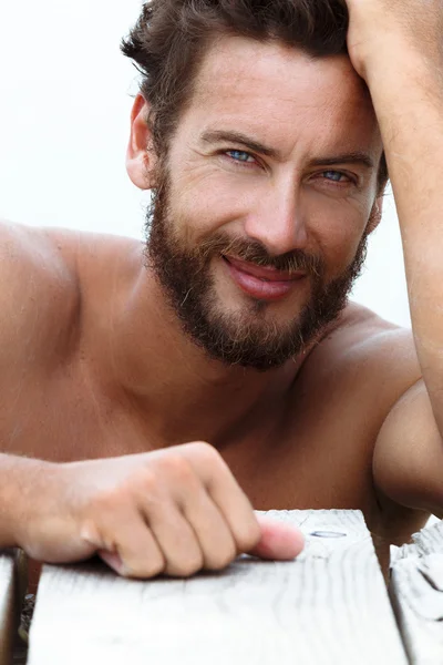 Sonriente hombre guapo sin camisa —  Fotos de Stock