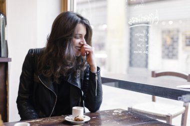 Abur cubur ile masada oturan düşünceli kadın