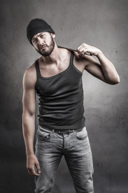 Çapraşık adam ayakta tutan bir İngiliz anahtarı