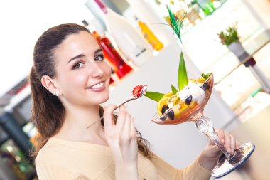  bir çilek ve dondurma tatlı bir barda yemek kadın