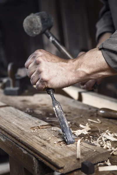 Manos de carpintero con un martillo y cincel —  Fotos de Stock