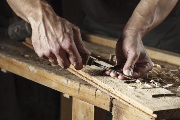 Bir keski ile çalışma ve araçları oyma el marangoz — Stok fotoğraf