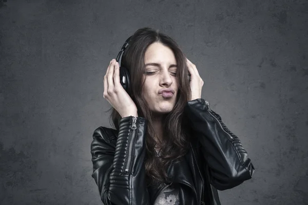 Mujer joven con auriculares escuchando música y cantando —  Fotos de Stock