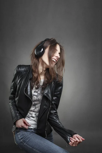 Mujer bailando mientras escucha música con auriculares — Foto de Stock