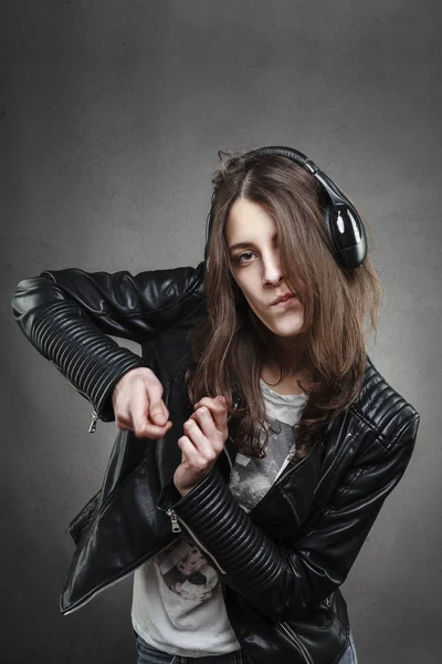 Kobieta tańczy podczas słuchania muzyki w słuchawkach — Zdjęcie stockowe