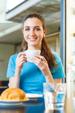 bir kahve molası kapuçino ile kız