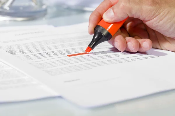 Close-up of hand with highlighter over document — Stock Photo, Image
