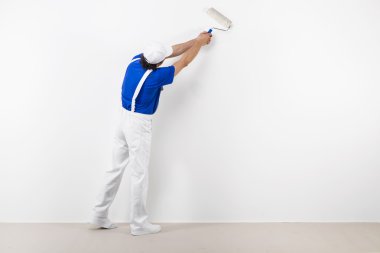 Ressam paintroller beyaz duvar ile