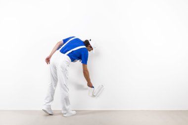 Ressam paintroller beyaz duvar ile