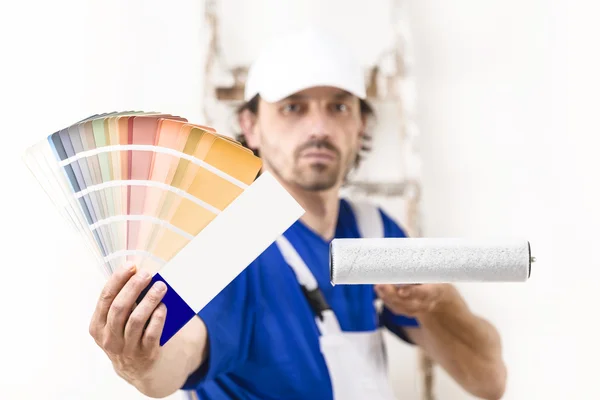 Primer plano del hombre pintor mostrando una paleta de colores — Foto de Stock