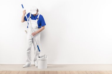 Ressam adam iş yerinde rengi boya rulo bucke gelen alır