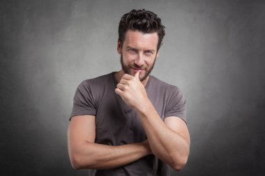 Yakışıklı genç adam göz kırpıyor