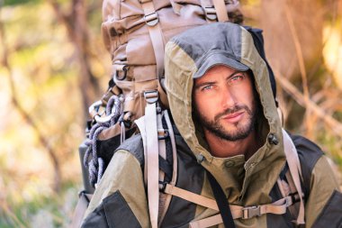 Yakışıklı genç uzun yürüyüşe çıkan kimse portre