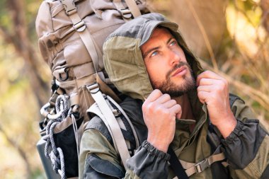 Yakışıklı genç uzun yürüyüşe çıkan kimse portre