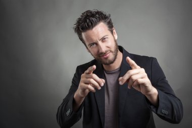 Gri takım elbise giymiş yakışıklı genç