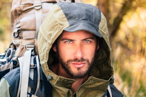 Yakışıklı genç uzun yürüyüşe çıkan kimse portre