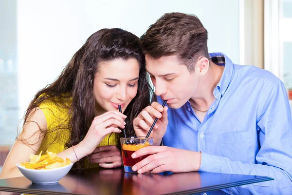 Casal adolescente compartilhar coquetel — Fotografia de Stock