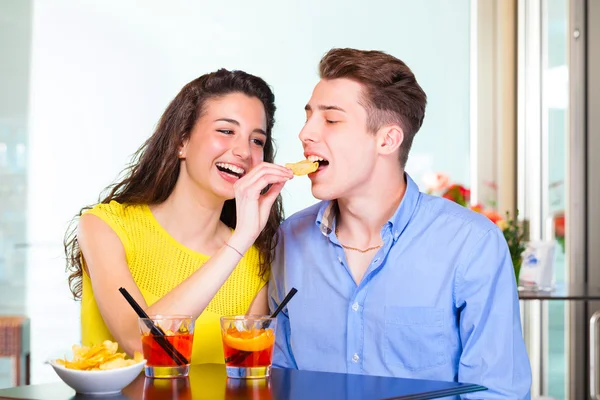 Casal adolescente com coquetel e batatas fritas — Fotografia de Stock