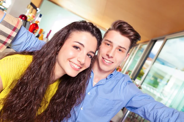 Счастливая пара подростков в баре — стоковое фото