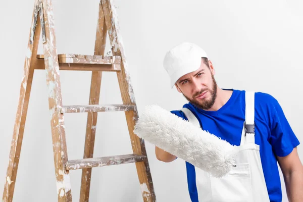 Pintor en calabozos blancos, camiseta azul — Foto de Stock