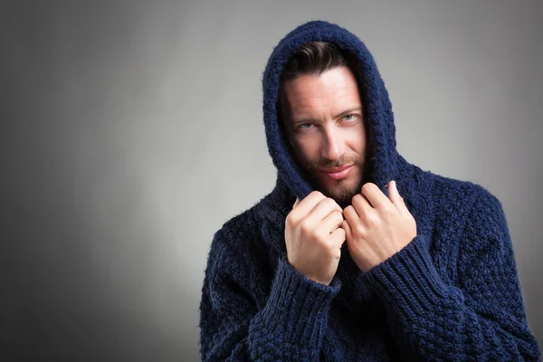 Homme barbu à capuchon portant un pull bleu — Photo