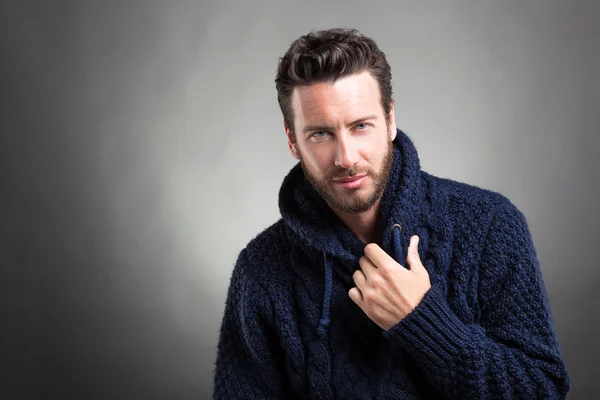 Bärtiger Mann mit blauem Pullover — Stockfoto